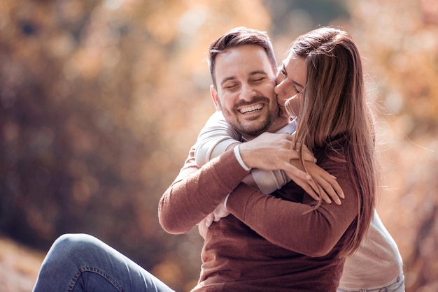 Photo séduisant jeune couple amoureux