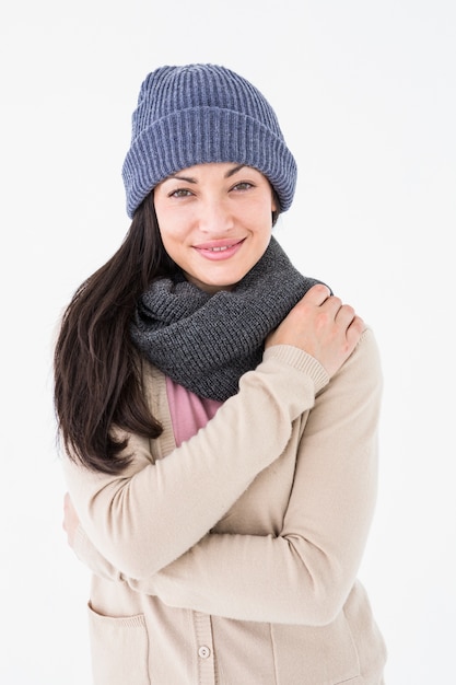 Séduisante brunette regardant la caméra portant des vêtements chauds