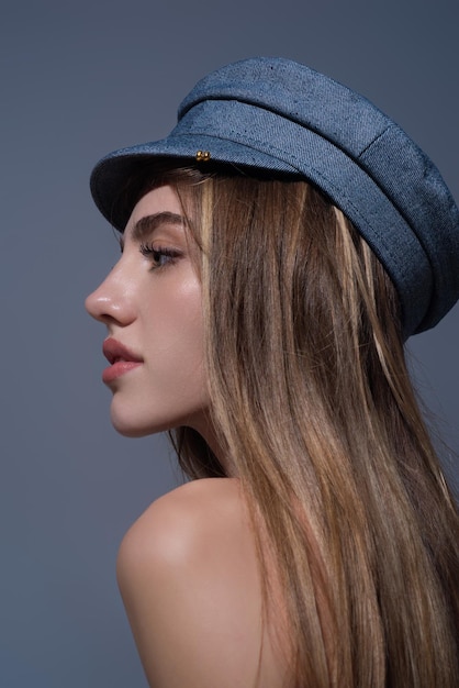 Photo séduisante femme visage sensuelle jeune femme posant en chapeau de mode chapeau beau modèle sexy beauté visage