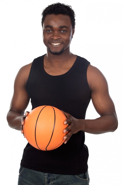 Séduisante jeune avec ballon de basket sur fond blanc