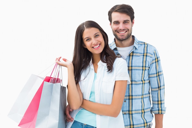 Séduisante jeune couple avec des sacs à provisions