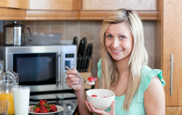 Séduisante jeune femme ayant un petit-déjeuner sain