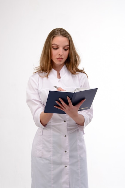 Séduisante jeune femme médecin sur blanc