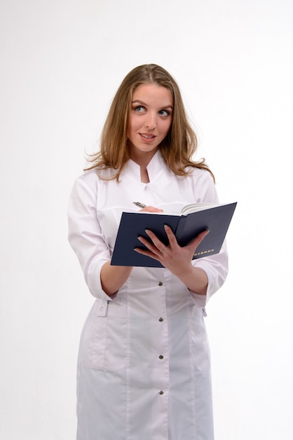 Séduisante jeune femme médecin sur blanc