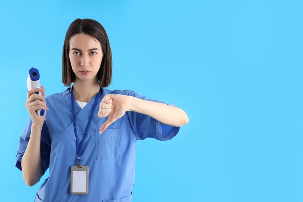 Séduisante jeune femme médecin sur fond bleu