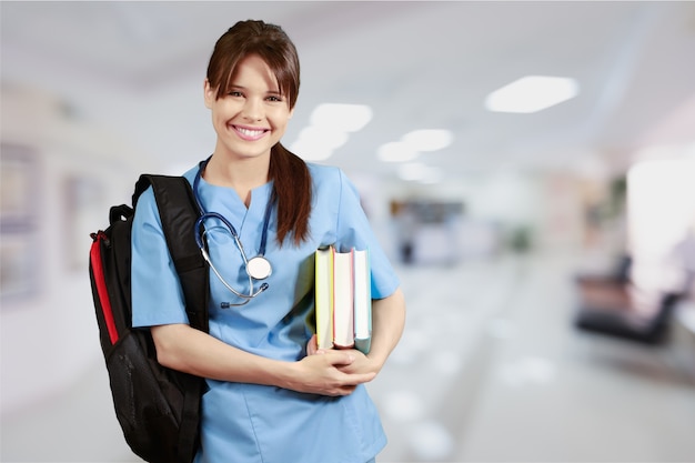 Séduisante jeune femme médecin avec intérieur flou de l'hôpital sur fond