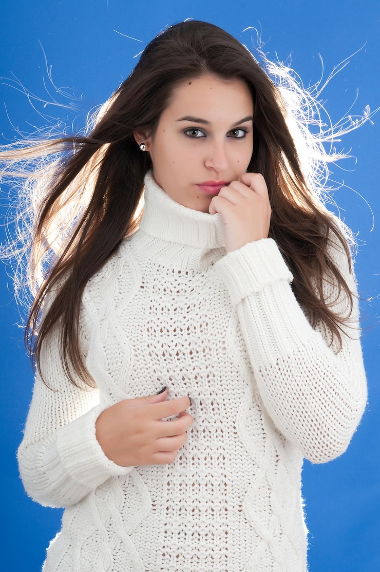 Photo séduisante jeune femme millénaire posant sur fond bleu avec froid
