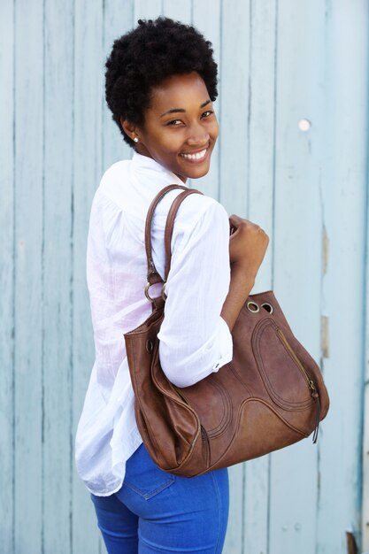 Séduisante jeune femme avec un sac à main