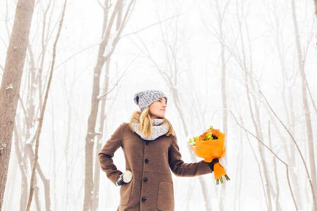 Séduisante jeune fille en hiver en plein air