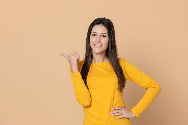 Séduisante jeune fille portant un T-shirt jaune