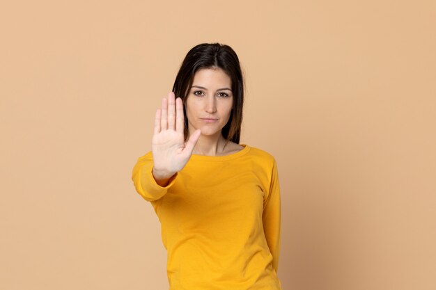 Séduisante jeune fille portant un T-shirt jaune