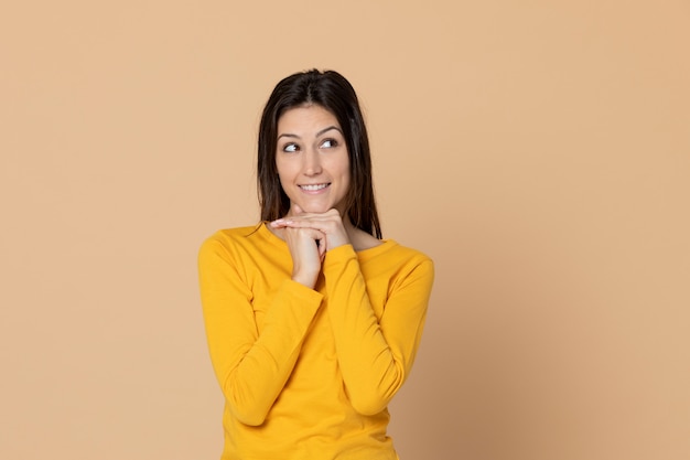 Séduisante jeune fille portant un T-shirt jaune