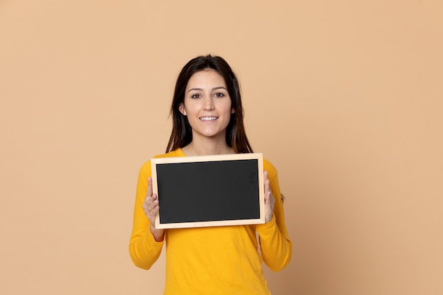 Séduisante jeune fille portant un T-shirt jaune