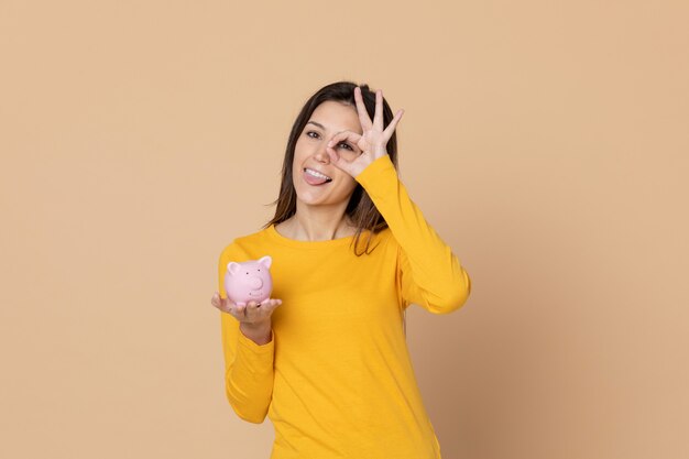 Séduisante jeune fille portant un T-shirt jaune