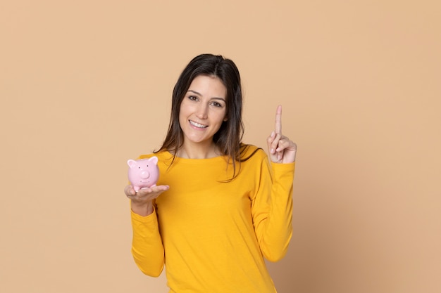 Séduisante jeune fille portant un T-shirt jaune