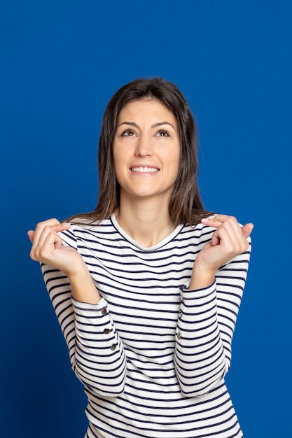 Séduisante jeune fille portant un T-shirt rayé