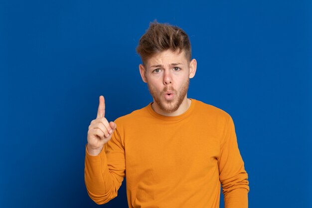 Séduisante jeune homme avec un T-shirt jaune