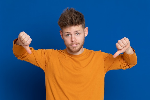 Séduisante jeune homme avec un T-shirt jaune