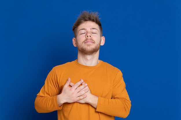 Séduisante jeune homme avec un T-shirt jaune