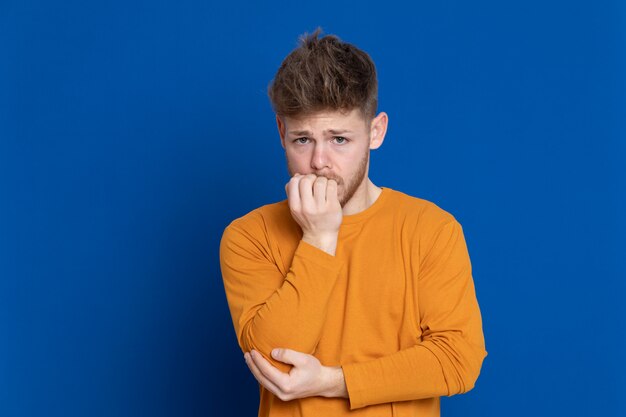 Séduisante jeune homme avec un T-shirt jaune