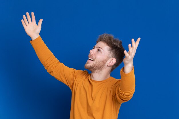 Séduisante jeune homme avec un T-shirt jaune