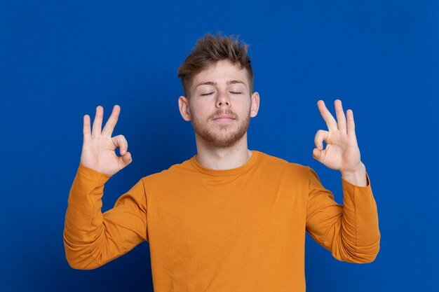 Séduisante jeune homme avec un T-shirt jaune