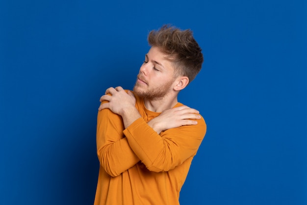 Séduisante jeune homme avec un T-shirt jaune