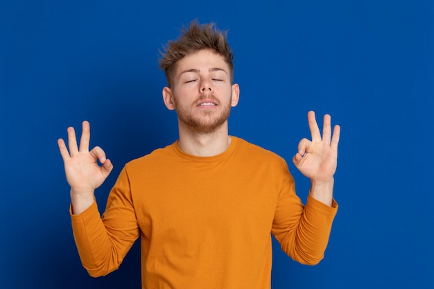 Séduisante jeune homme avec un T-shirt jaune