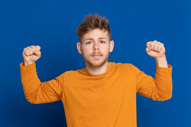 Séduisante jeune homme avec un T-shirt jaune