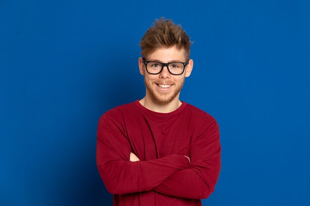 Séduisante jeune homme avec un T-shirt rouge