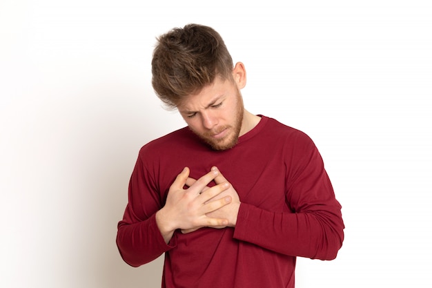 Séduisante jeune homme avec un T-shirt rouge