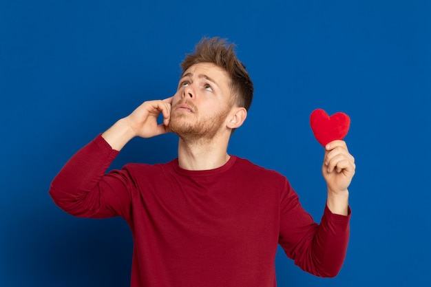 Séduisante jeune homme avec un T-shirt rouge