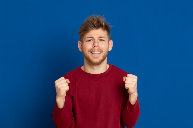 Séduisante jeune homme avec un T-shirt rouge