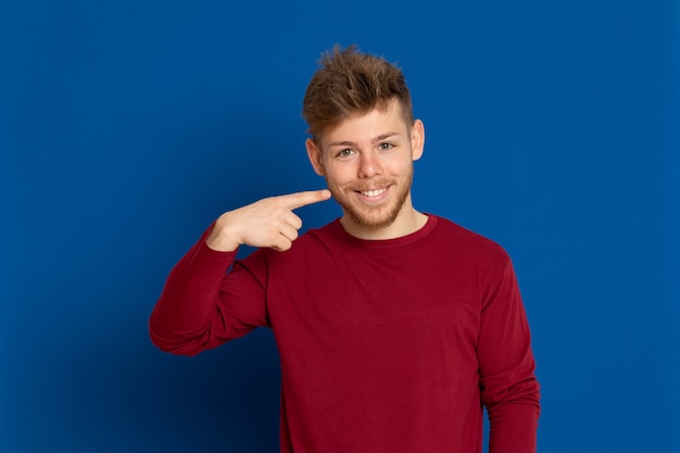 Séduisante jeune homme avec un T-shirt rouge