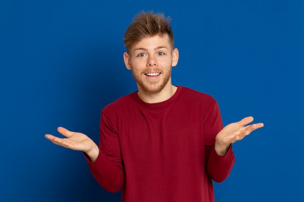 Séduisante jeune homme avec un T-shirt rouge