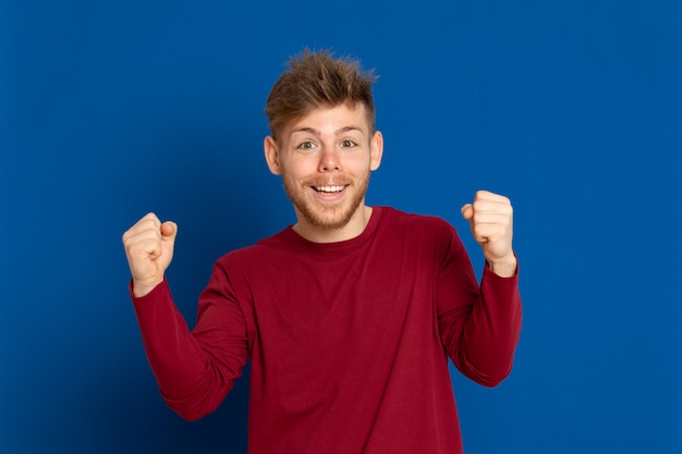 Séduisante jeune homme avec un T-shirt rouge