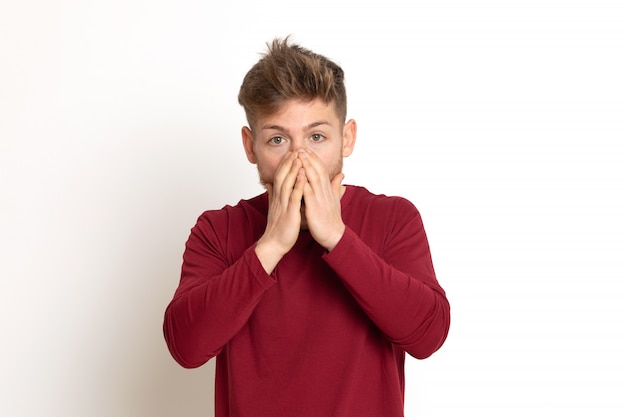 Séduisante jeune homme avec un T-shirt rouge