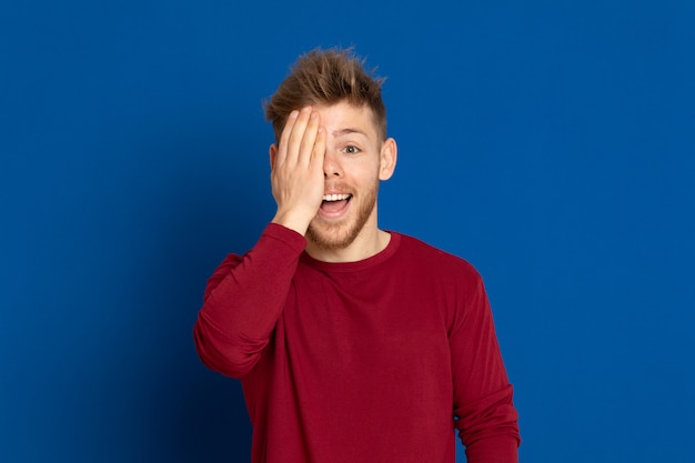 Séduisante jeune homme avec un T-shirt rouge