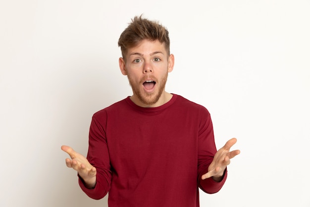 Séduisante jeune homme avec un T-shirt rouge