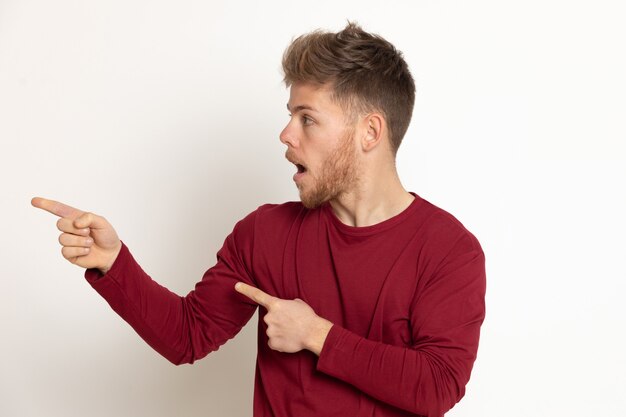 Séduisante jeune homme avec un T-shirt rouge