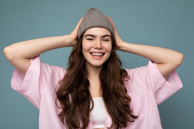 Séduisante souriante heureuse jeune femme brune