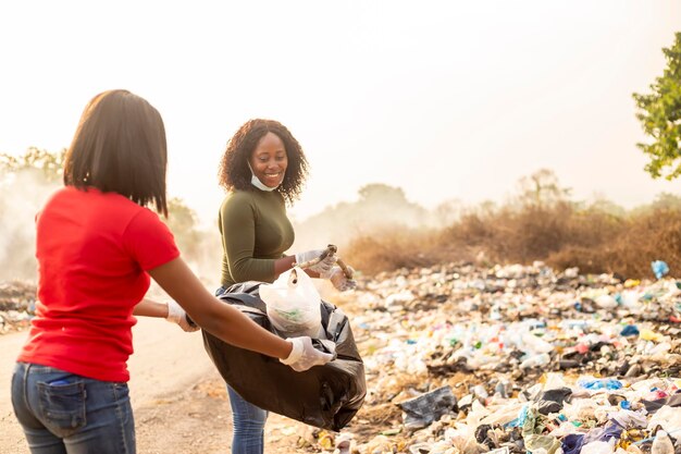 Séduisantes jeunes travailleuses africaines noires recyclant les déchets