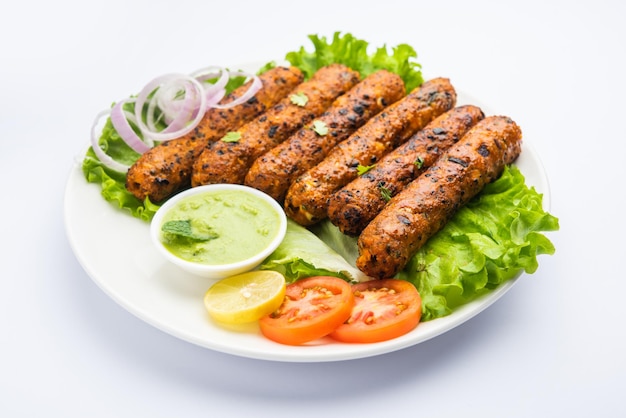 Seekh Kabab à base de poulet haché ou keema de mouton, servi avec chutney vert et salade