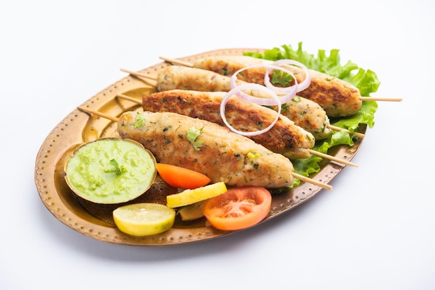 Seekh Kabab à base de poulet haché ou keema de mouton, servi avec chutney vert et salade