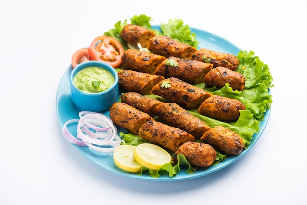 Seekh Kabab à base de poulet haché ou keema de mouton, servi avec chutney vert et salade