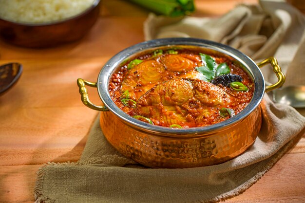 Seer Fish curry curry de poisson indien traditionnel spécial Kerala disposés dans un bol de service en cuivre