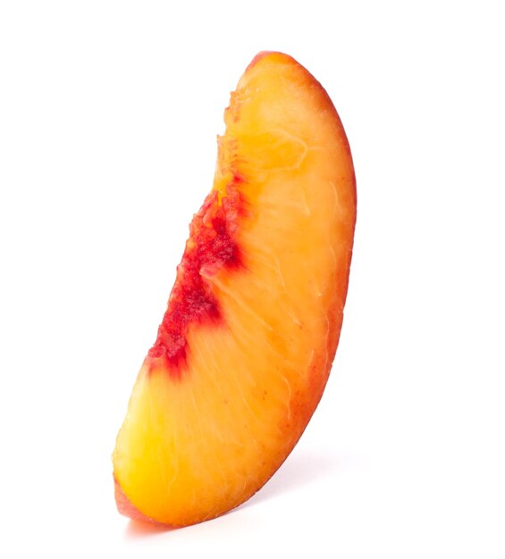 Segment de fruits nectarine isolé sur fond blanc découpe