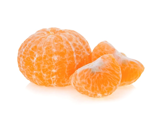 Segments de mandarine isolés sur fond blanc, image de mise au point empilée