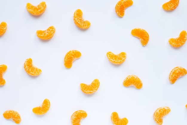 Segments de mandarine, orange fraîche isolé sur blanc