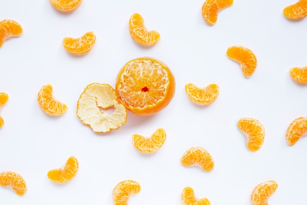 Segments de mandarine, orange fraîche isolé sur blanc